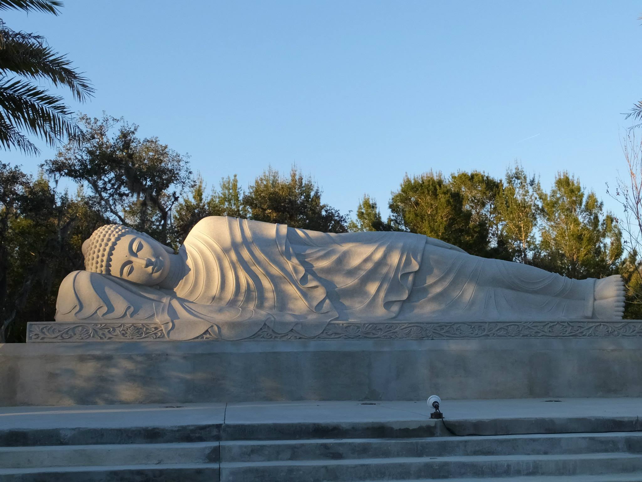 Buddha laying down statue