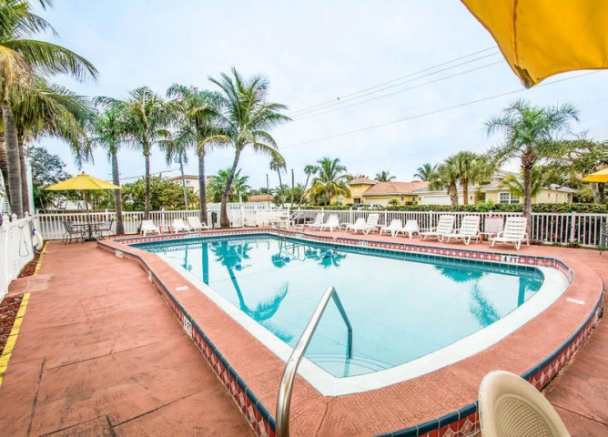 Econo Lodge Cocoa Beach Pool