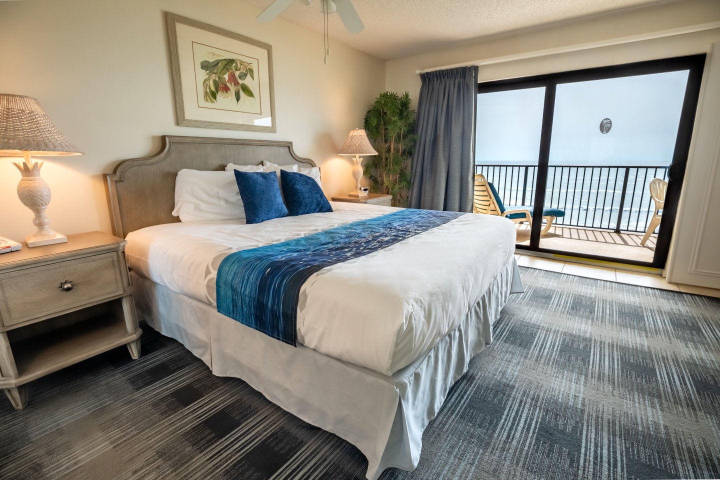 Las Olas Beach Club - Satellite Beach Bed in Suite with Ocean View